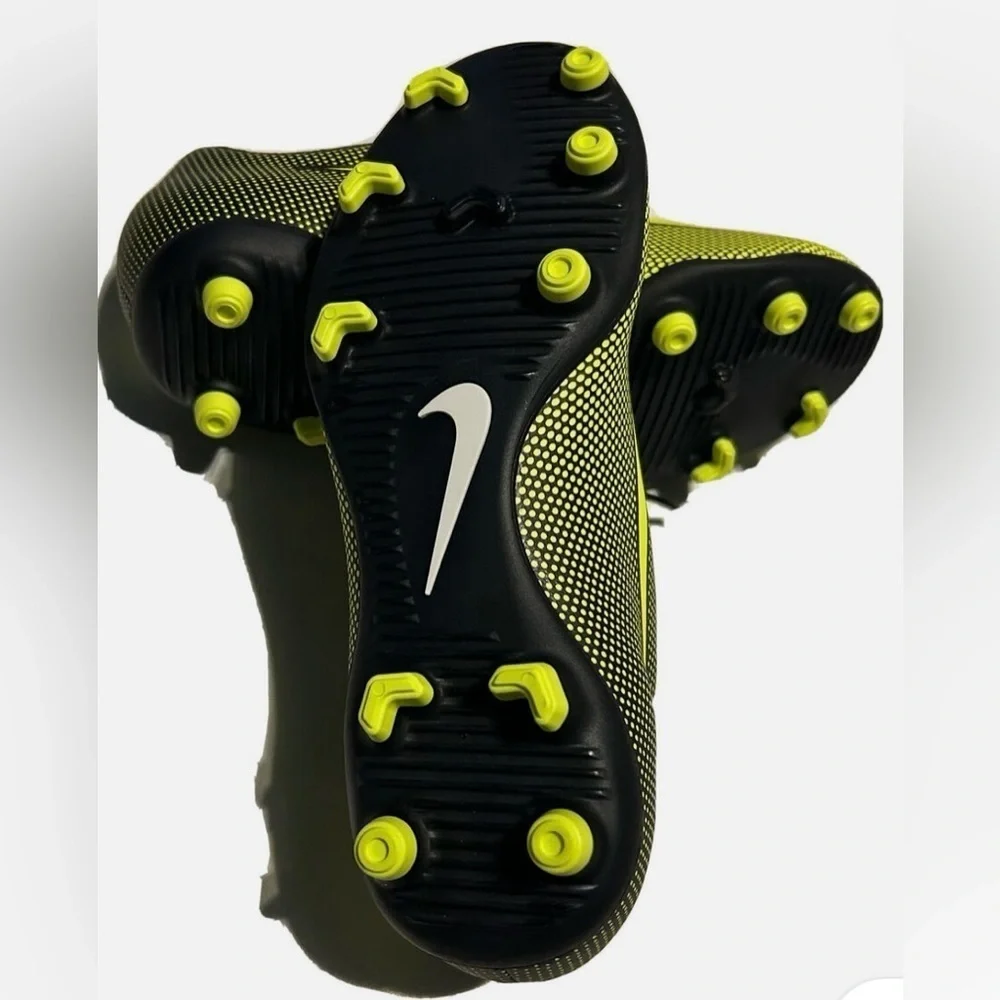 NIKE - Soccer shoes ⚽️ Nike Yellow and Black Athletic Shoes